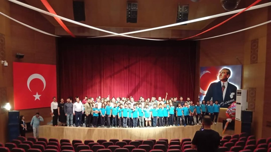 Okulumuz öğrencileri ile İlçemizde gerçekleştirilen Kariyer Günleri ve Kitap Fuarı kapsamında Okulumuz hayırseveri Mehmet Yaltır Bey ve İş İnsanı Mehmet Ali Bilici Beyin konuşmalarına katılıp kitap fuarı gezildi.
